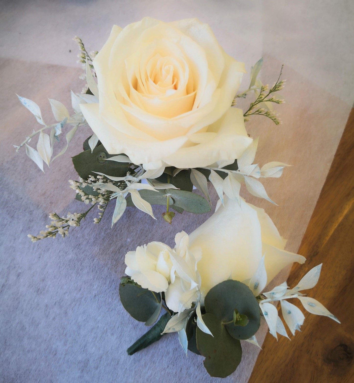 Set-Corsage-&-Buttonhole-White--Multiple-Flower
