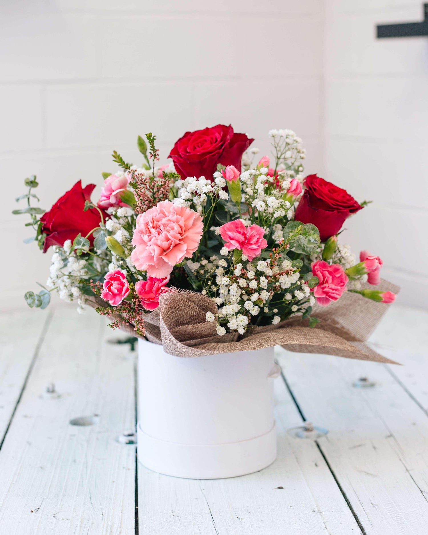 Rose-of-My-Heart-A-classic-romance-arrangement-with-red-roses-and-pink-shades